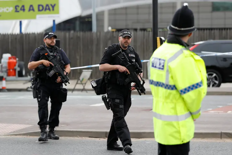 Polícia britânica: policiais isolaram um local em Manchester após a denúncia de um pacote suspeito (Peter Nicholls/Reuters)