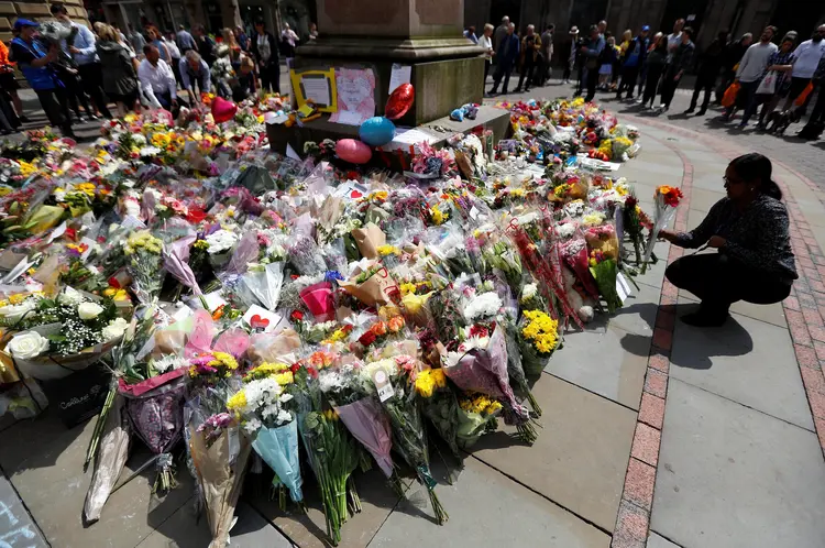 Flores deixadas em homenagem a vítimas de ataque em Manchester (Peter Nicholls/Reuters)