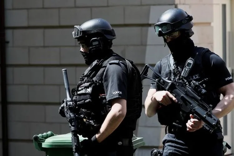 Manchester: policiais armados apoiados pelo Exército estão patrulhando cidades e trens (Stefan Wermuth/Reuters)