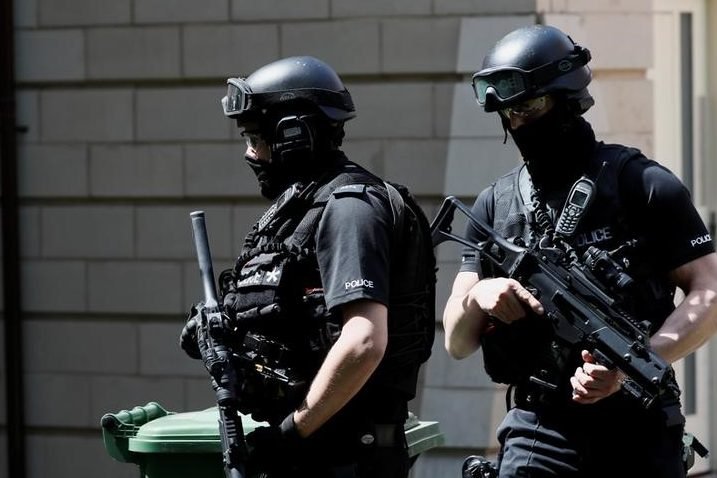 Polícia detém 4 na Inglaterra por suposta atividade terrorista