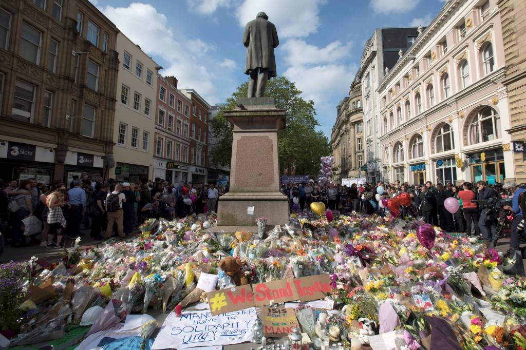 Em tributo às vítimas, população de Manchester canta clássico