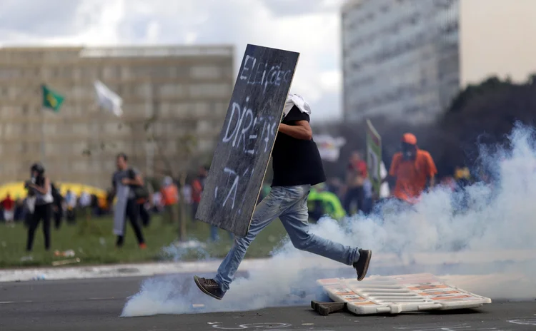 Protesto: Mais cedo, também houve uma pequena confusão entre policiais e manifestantes que não queriam passar pela revista (Ueslei Marcelino/Reuters)