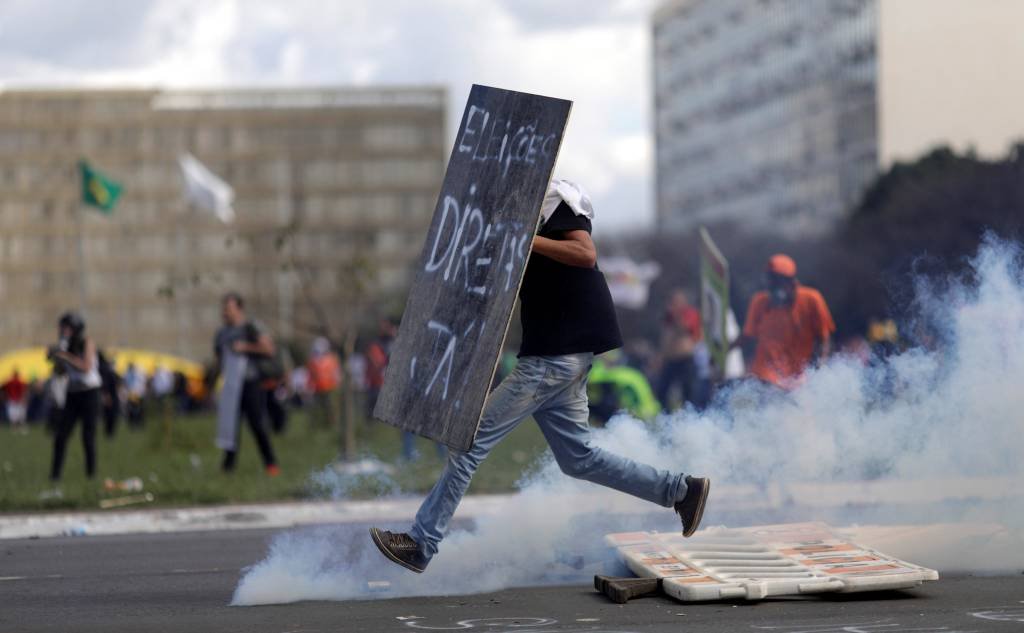 Manifestantes e policiais se enfrentam em protesto contra Temer