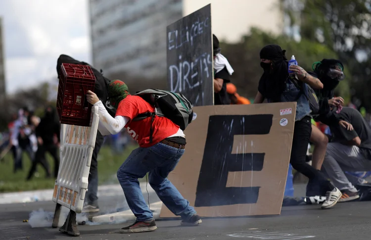 Protesto em Brasília contra o presidente Michel Temer e a favor das Diretas Já gera confusão (Ueslei Marcelino/Reuters)