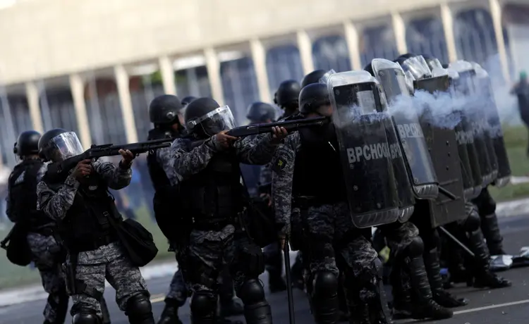 Protestos: a polícia dispersou o ato com bombas de efeito moral (Ueslei Marcelino/Reuters)