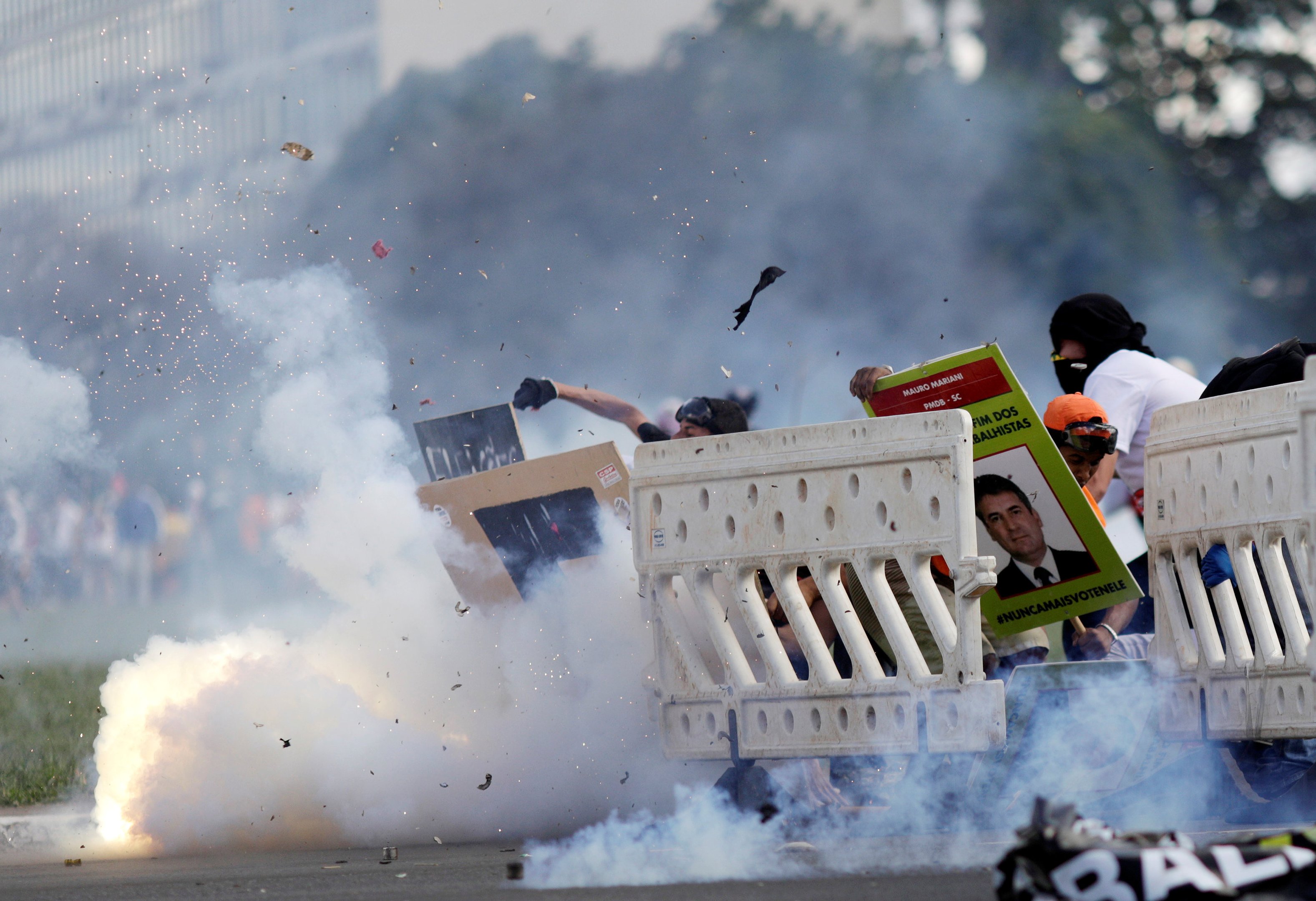 Manifestantes tentam invadir Ministério da Fazenda em Brasília
