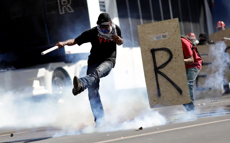 Manifestantes em confronto com a polícia durante protesto contra o presidente Temer em Brasília (Ueslei Marcelino/Reuters)