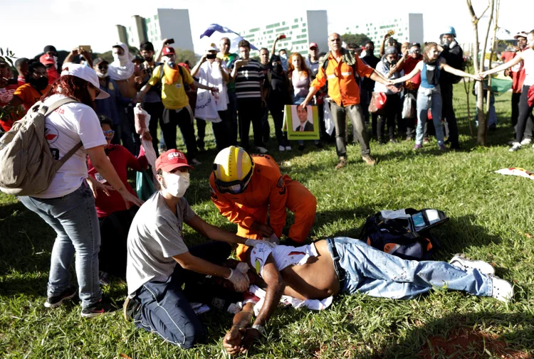 Protesto: um estudante teve parte da mão dilacerada por uma explosão de rojão (Ueslei Marcelino/Reuters)
