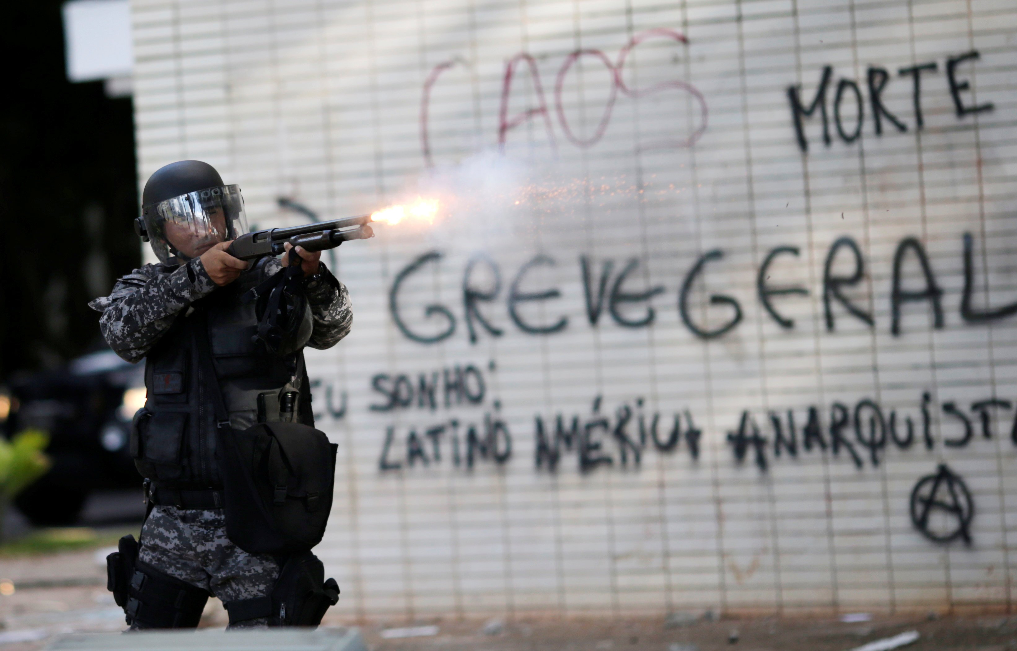 Ato contra Temer e por diretas tem confronto e Exército nas ruas