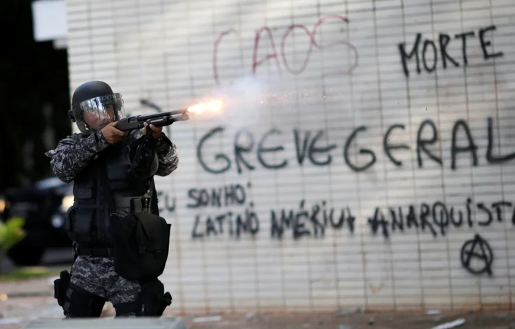 Conflito entre policiais e manifestantes durante ato contra Temer em Brasília 24/05/2017 (Ueslei Marcelino/Reuters)