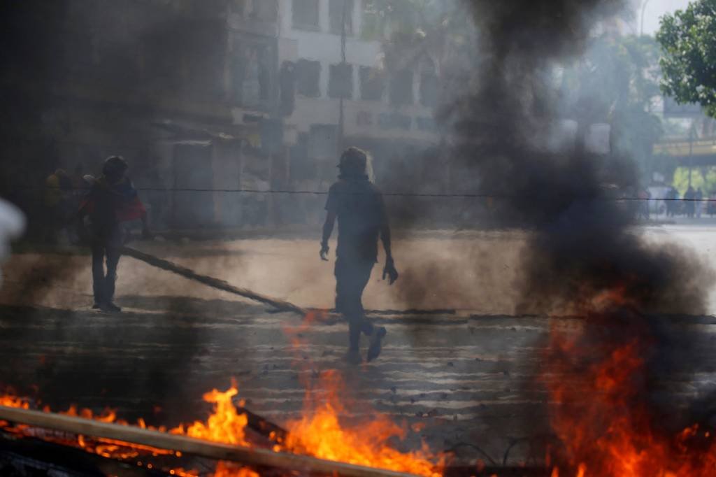 Encapuzados incendeiam sede da Defensoria do Povo na Venezuela