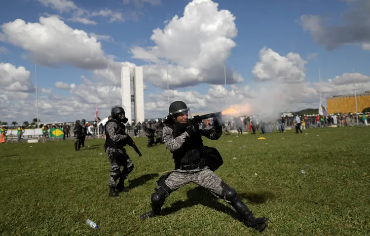 Protestos em Brasília: quase 3 mil policiais militares trabalharam ontem exclusivamente nas manifestações (Ueslei Marcelino/Reuters)
