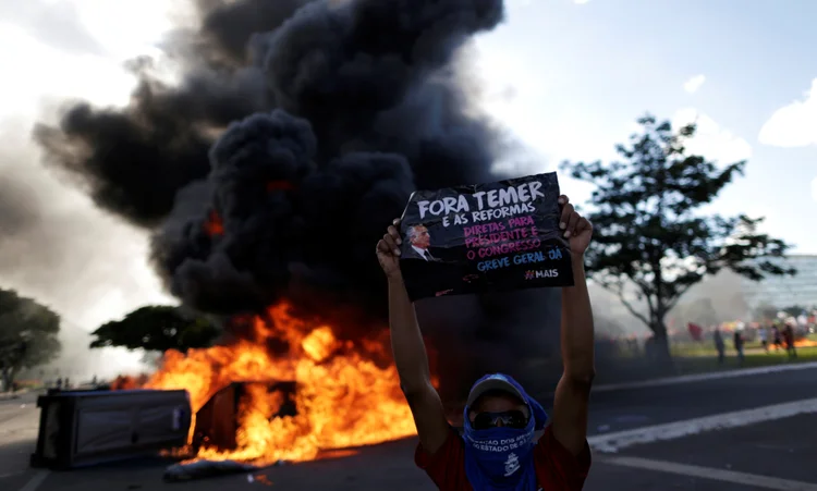 Entre os usuários da rede social, duas palavras de ordem chamaram a atenção: "Fora Temer" e "Diretas Já" (Ueslei Marcelino/Reuters)