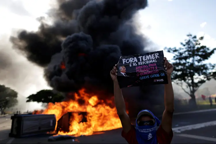Protesto: com a volta da tranquilidade da Esplanada, o governo decidiu revogar o decreto (Ueslei Marcelino/Reuters)