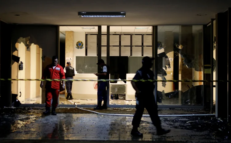 Ministério da Agricultura com a fachada depredada durante protesto (Paulo Whitaker/Reuters)