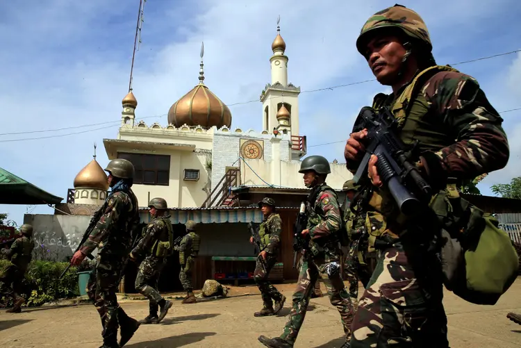Guerra nas Filipinas: forças de segurança resgataram 1.723 civis e a violência fez com que 260 mil pessoas tivessem que deixar suas casas (Romeo Ranoco/Reuters)