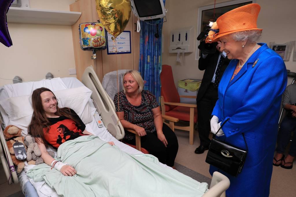 Rainha Elizabeth II visita feridos no atentado em Manchester