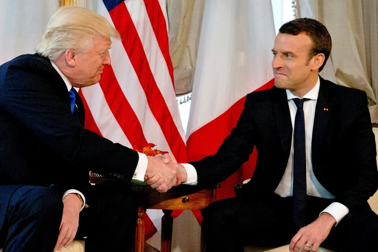 Donald Trump e Emmanuel Macron (Peter Dejong/Pool/Reuters)