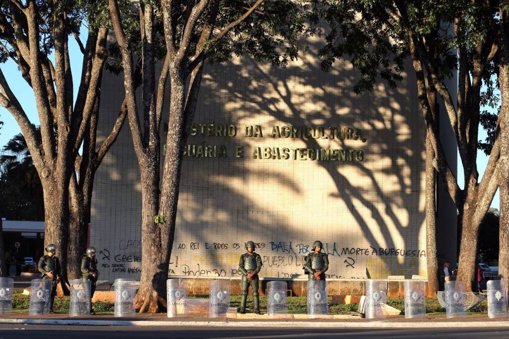 Forças Armadas começam a deixar a Esplanada dos Ministérios