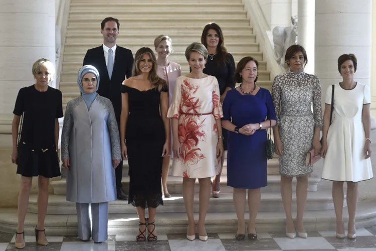 Gauthier Destenay, "primeiro-marido" de Luxemburgo, posa ao lado de Melania Trump, Brigitte Macron, Emine Gulbaran Erdogan, a rainha Matilde da Bélgica, Ingrid Schulerud, Desislava Radeva e Thora Margret Baldvinsdottir (Hannah Mckay/Reuters)