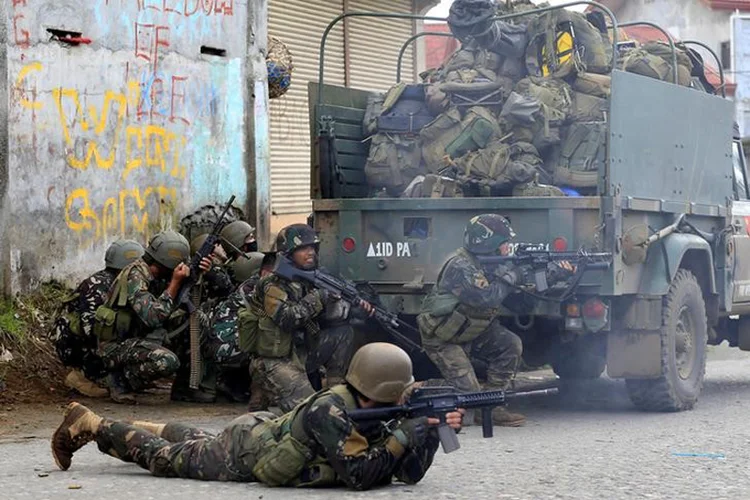 Tropas do governo das Filipinas em luta contra o grupo Maute (Romeo Ranoco/Reuters)