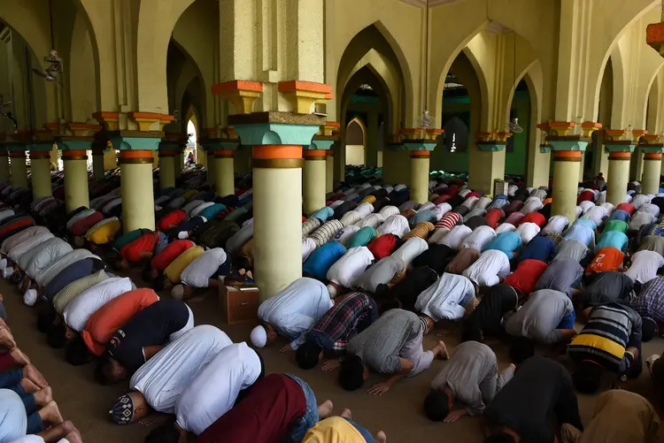 Muçulmanos: na maior parte do mundo muçulmano o Ramadã é cumprido por vontade própria ou por pressão social (Dondi R. Tawatao/Reuters)
