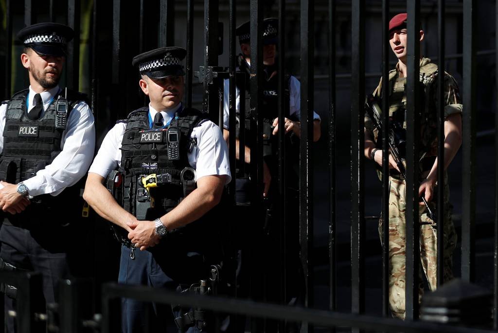 Reino Unido manterá nível de ameaça enquanto investiga ataque