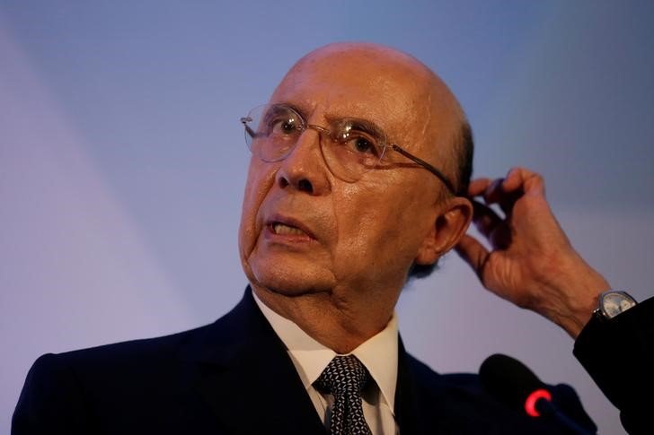Aos gritos de "golpista", Meirelles é interrompido em Paris