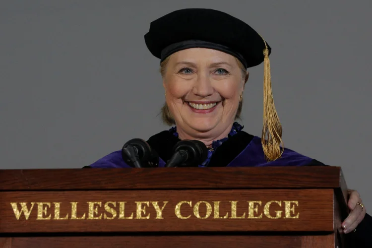Hillary Clinton: "Vocês estão se formando em um momento em que há um ataque frontal à verdade e à razão" (Brian Snyder/Reuters)