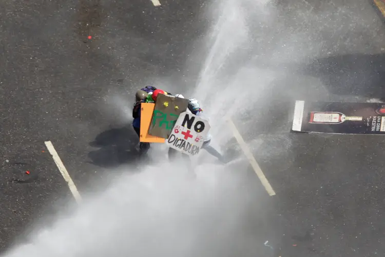 Protestos na Venezuela: a oposição já está há dois meses em uma intensa mobilização e protesto nas ruas (Christian Veron/Reuters)