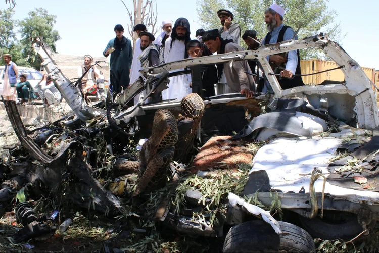 Afegãos inspecionam local de ataque de carro bomba que deixou pelo menos 13 mortos no leste do Afeganistão - 27/05/2017 (Reuters/Reuters)