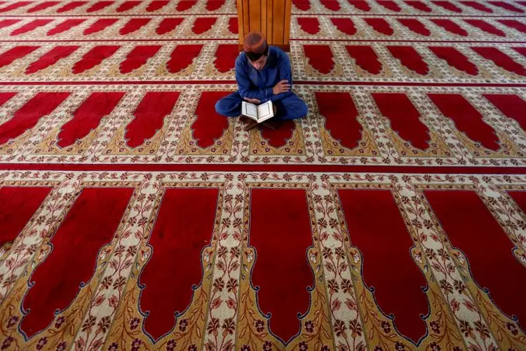 Homem lê o Alcorão em mesquita no Afeganistão no primeiro dia do Ramadã - 27/05/2017 (REUTERS/Mohammad Ismail/Reuters)
