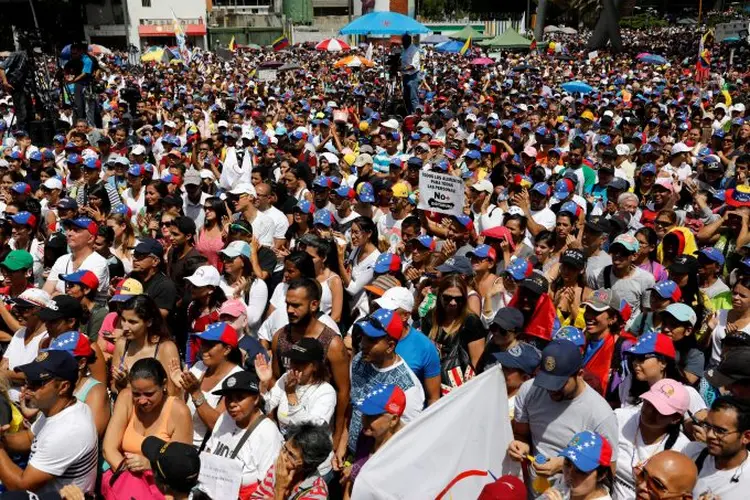 Oposicionistas marcham em protesto contra Nicolás Maduro em Caracas, na Venezuela - 27/05/2017 (REUTERS/Carlos Garcia Rawlins/Reuters)