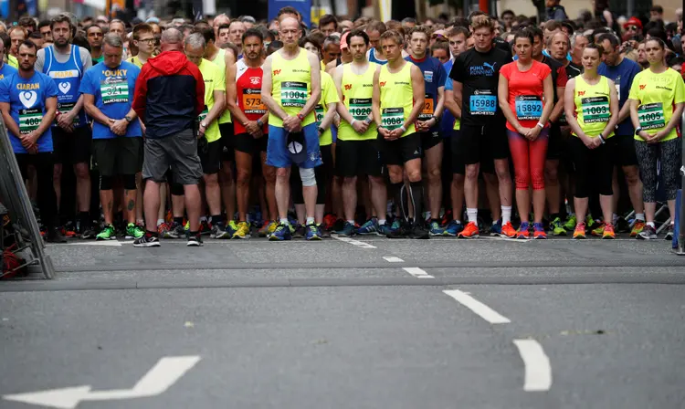Maratona em Manchester: Corredores fizeram um minuto de silêncio em respeito às vítimas do ataque terrorista (Phil Noble/Reuters)
