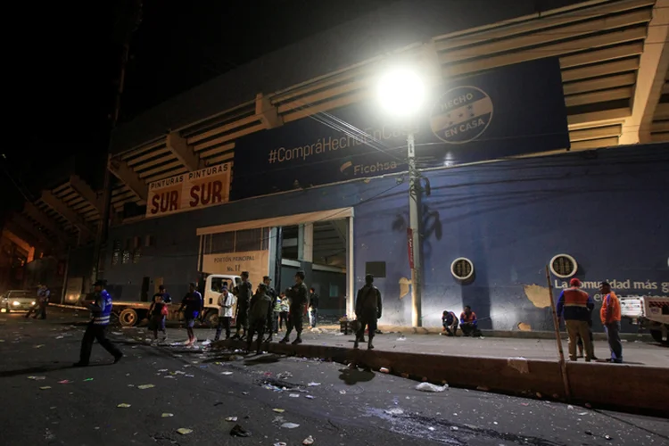 Tumulto em Honduras: 25 pessoas ficaram feridas no tumulto que aconteceu logo antes do começo da partida (Jorge Cabrera/Reuters)