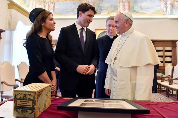 Justin Trudeau e o papa Francisco: chefe do governo canadense, de 45 anos, chegou ao Vaticano após participar da Cúpula da Otan e do G7 (Ettore Ferrari/Reuters)
