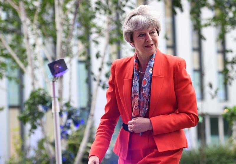 May pede mais apoio contra postura "agressiva" da UE sobre Brexit