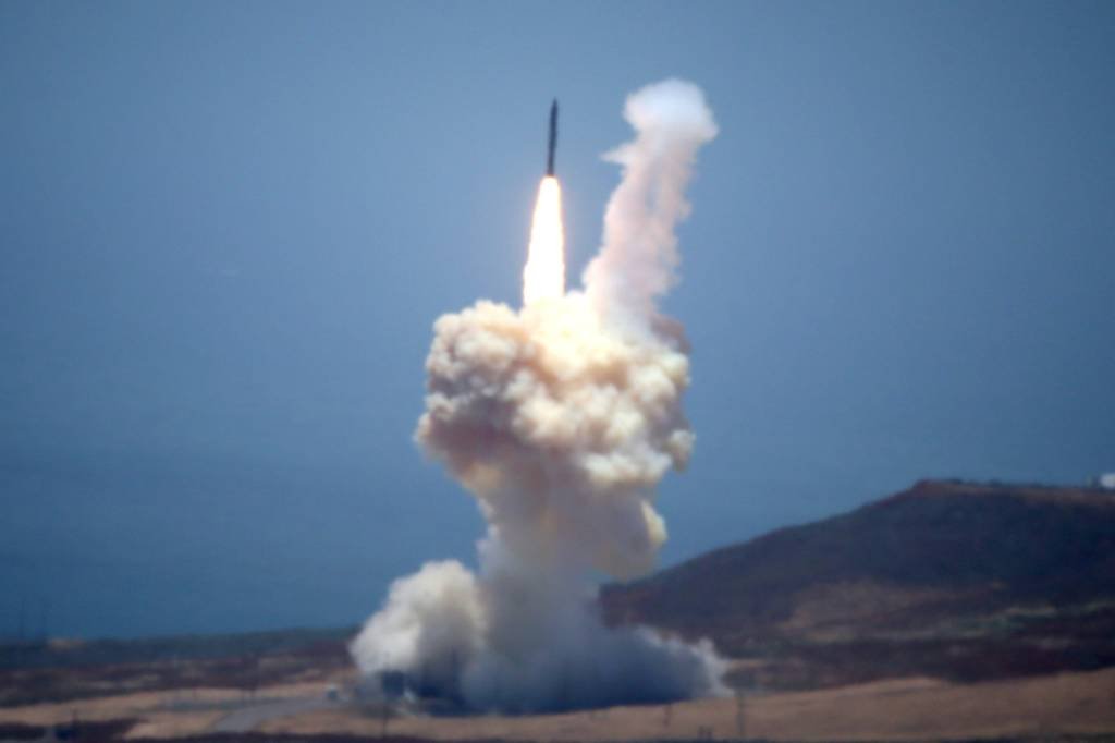EUA fazem teste bem-sucedido de sistema para interceptar mísseis