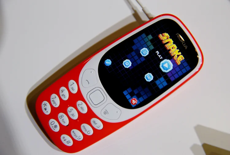 Nokia 3310: ele está disponível nas cores vermelho, amarelo, azul ou cinza e com o clássico jogo Snake (Paul Hanna/Reuters)