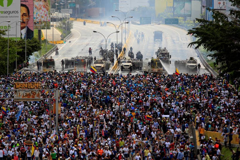 Protesto opositor em Caracas termina com pelo menos 89 feridos