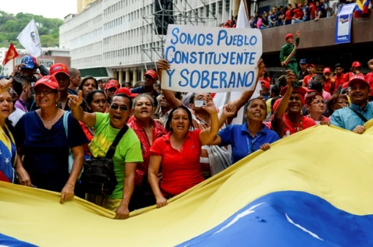 partidários de Maduro também se mobilizam em apoio à Assembleia Constituinte no centro da capital (Federico Parra/AFP)