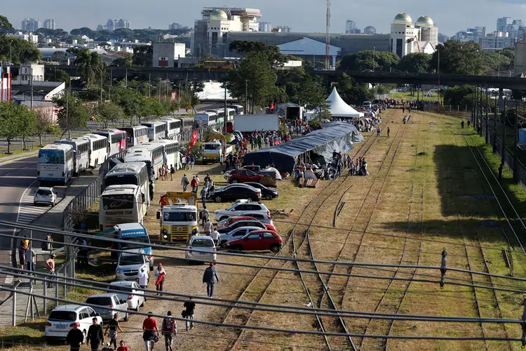 Acampamento em Curitiba: será a primeira vez que Lula ficará frente a frente com o juiz federal Sérgio Moro (Paulo Whitaker/Reuters)