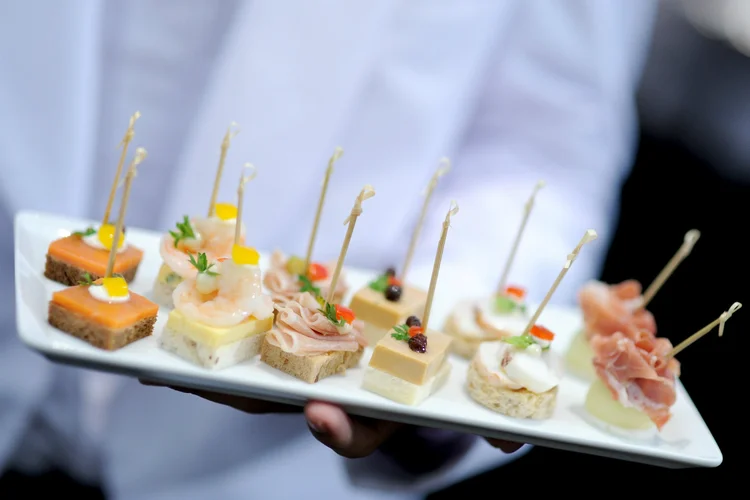 Garçom com aperitivos: o ramo de bares e restaurantes é um dos que apresentam taxa de rotatividade mais elevada (Foto/Thinkstock)