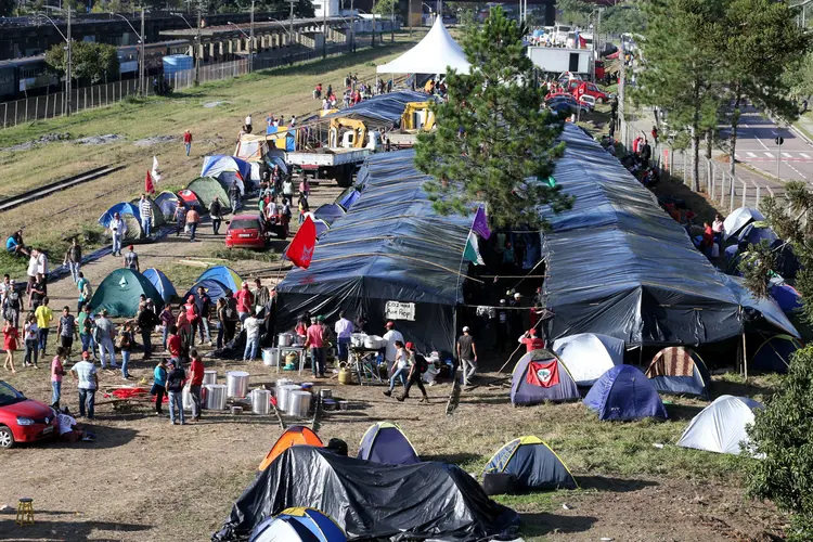Acampamento do MST em Curitiba: "Está chegando mais gente. Imaginamos ter umas 3 mil pessoas aqui amanhã" (Paulo Whitaker/Reuters)