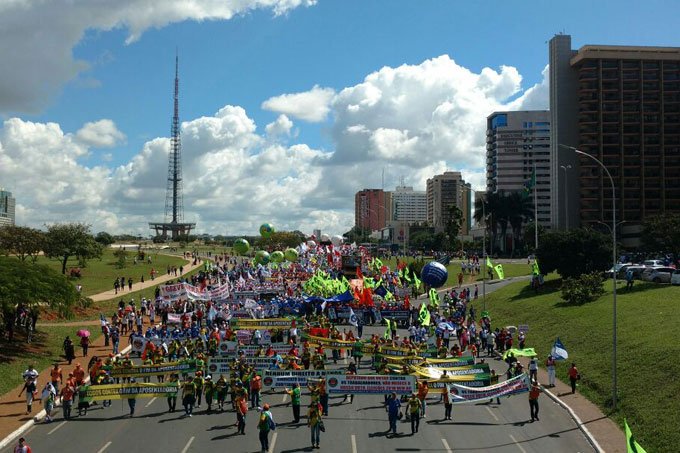 25 mil manifestantes aderem a ato em Brasília por "diretas já"