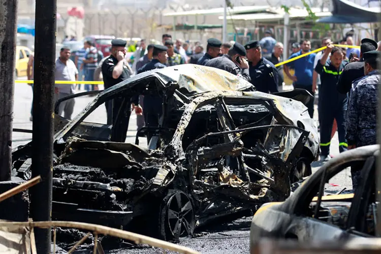 Atentados, realizados em um intervalo de dez horas, ocorreram com carros-bomba, em áreas de maioria xiita no centro da capital iraquiana (Khalid al-Mousily/Reuters)