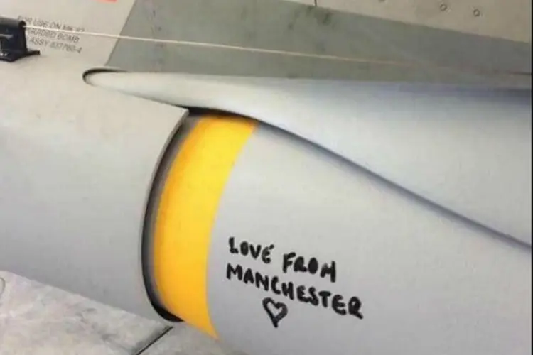Bomba em jato da Força Aérea britânica: autoridades do país confirmaram autenticidade da imagem (Twitter)