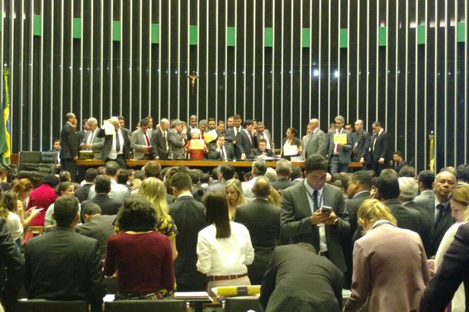 Oposição na Câmara quer encerrar sessão após tumulto em protesto