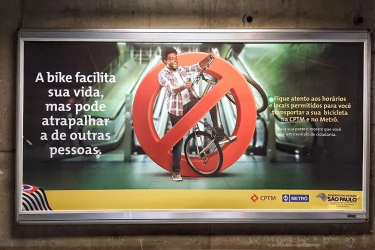 Campanha: as letras miúdas explicam um pouco melhor o conceito - "fique atento aos locais e horários permitidos para você transportar a sua bicicleta na CPTM" (CPTM/Divulgação)