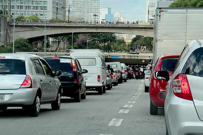 Velocidade média é desrespeitada por 5% dos motoristas em SP